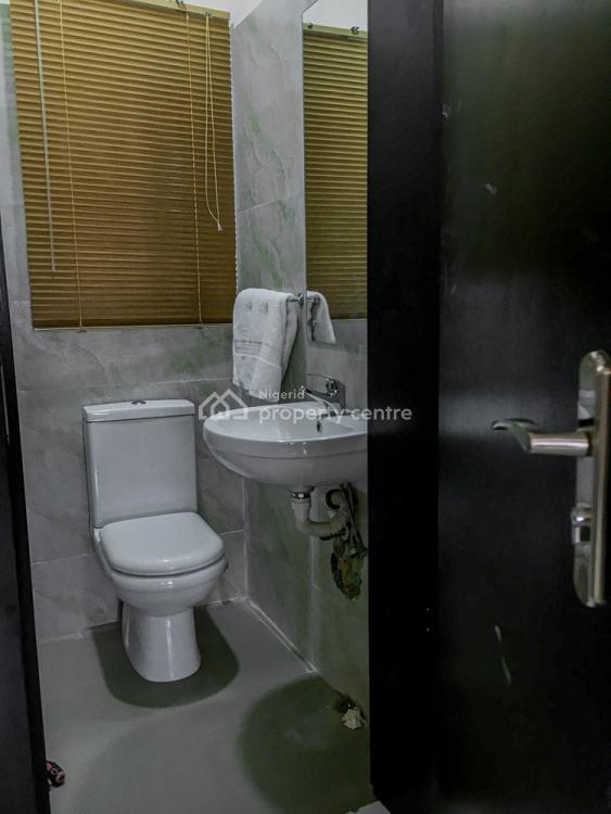 Large Living Space with Fitted Rooms and Functional Kitchen, Lekki, Lagos, Flat / Apartment Short Let