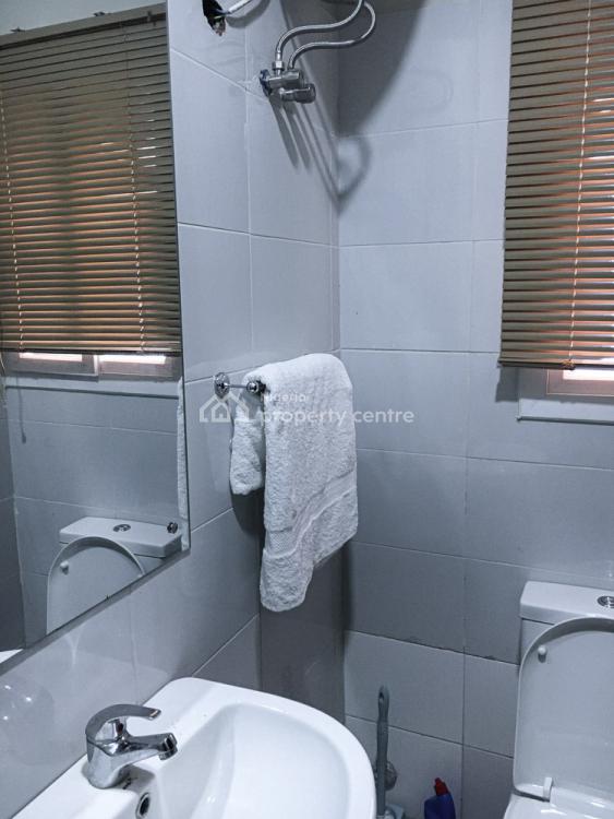 Large Living Space with Fitted Rooms and Functional Kitchen, Lekki, Lagos, Flat / Apartment Short Let