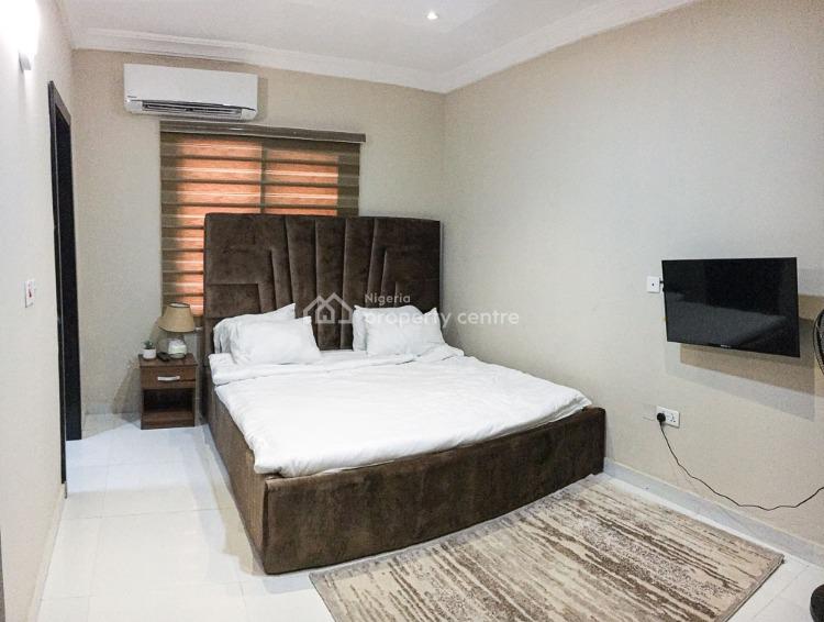 Large Living Space with Fitted Rooms and Functional Kitchen, Lekki, Lagos, Flat / Apartment Short Let
