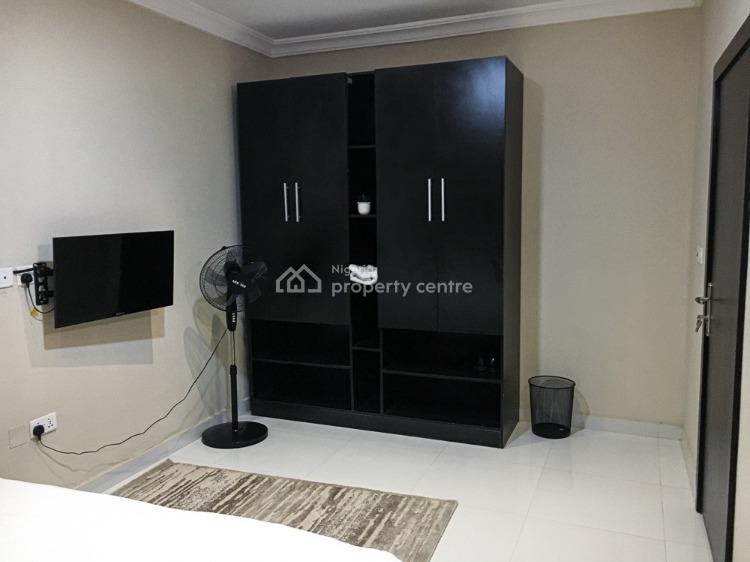 Large Living Space with Fitted Rooms and Functional Kitchen, Lekki, Lagos, Flat / Apartment Short Let