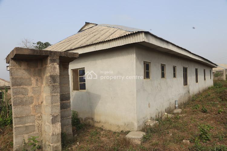 For Sale 8 Bedroom Bungalow, Mfm Estate Iyana Ilogbo, Sango, AdoOdo