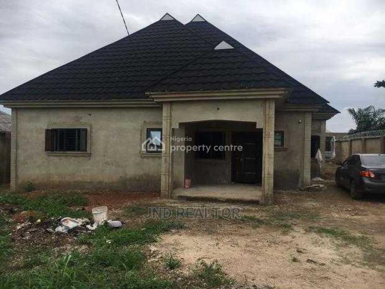 For Sale A Bungalow With 3 Bedrooms & 2 Sitting Rooms, Mowo Nla