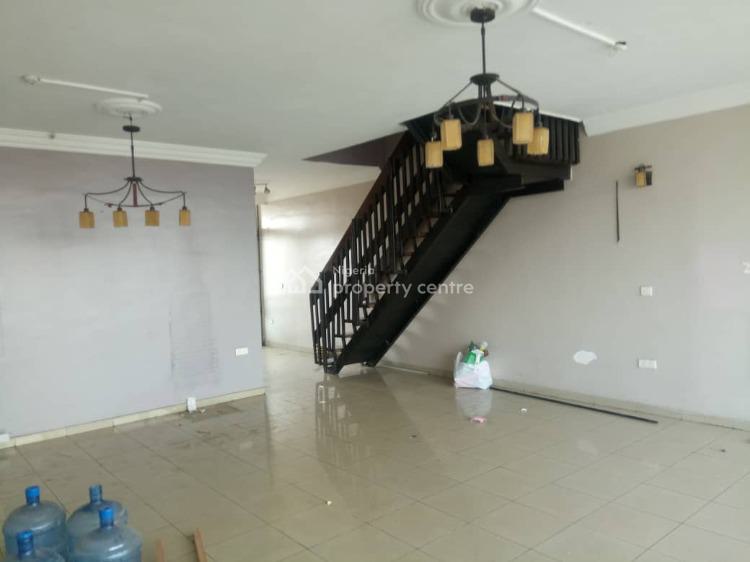 For Rent Well Maintained 3 Bedroom 1004 Estate, Victoria