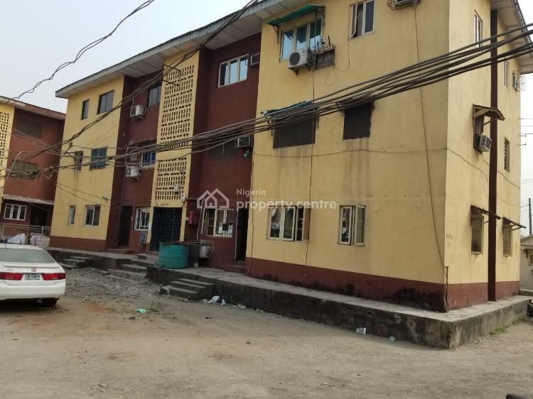 For Sale 3 Bedrooms Flat, Iponri Estate, Iponri, Surulere, Lagos 3