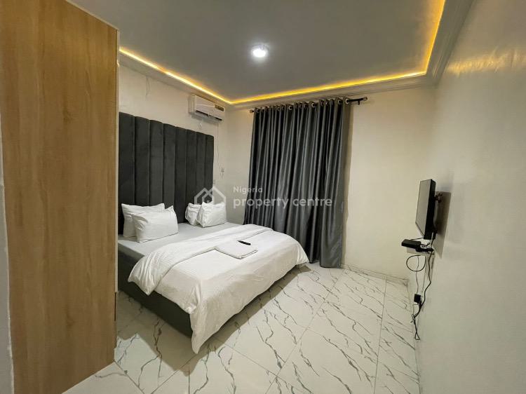 Three Bedrooms Luxury Apartment, Gra Phase 2, Magodo, Lagos, Flat / Apartment Short Let