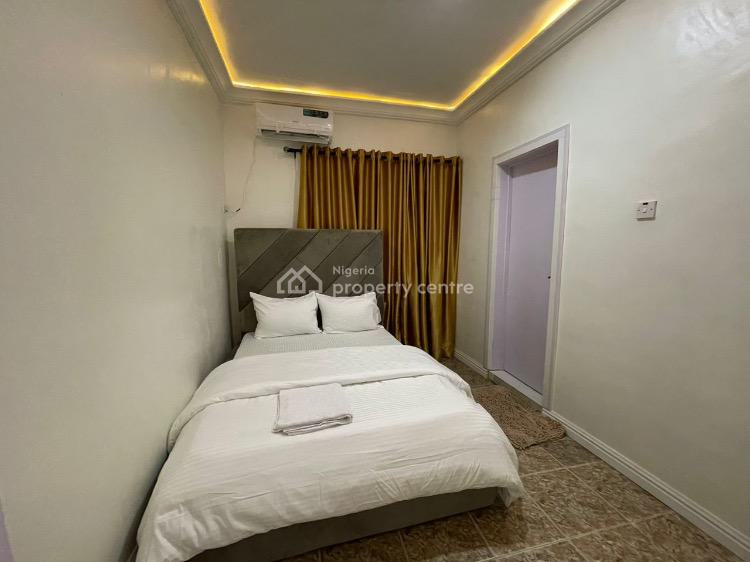 Three Bedrooms Luxury Apartment, Gra Phase 2, Magodo, Lagos, Flat / Apartment Short Let