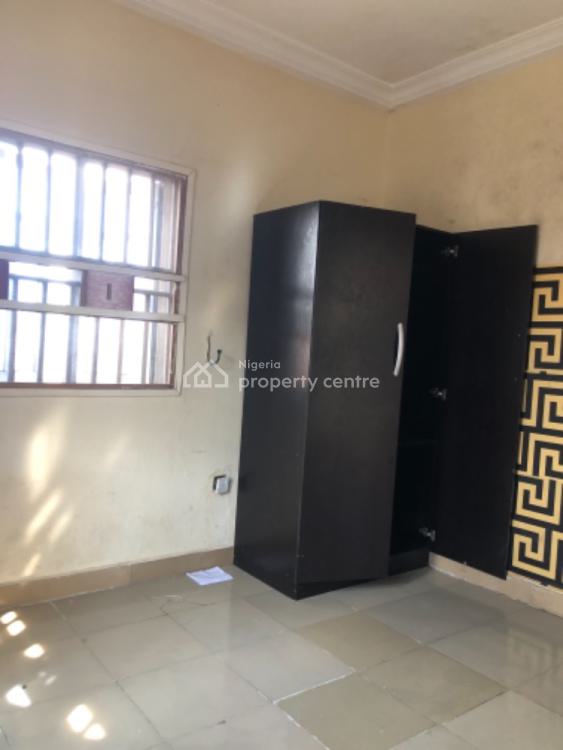 Spacious 2 Bedroom En-suite, Off Ishaga Road, Surulere, Lagos, Flat / Apartment for Rent