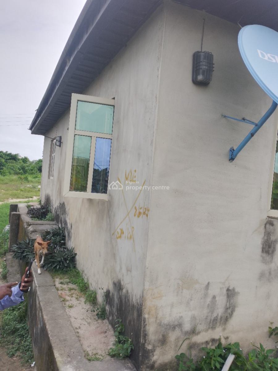 2 Bedrooms Bungalow with Bq, Wagbare Off Oreta Road, Igbogbo, Ikorodu, Lagos, Detached Bungalow for Sale