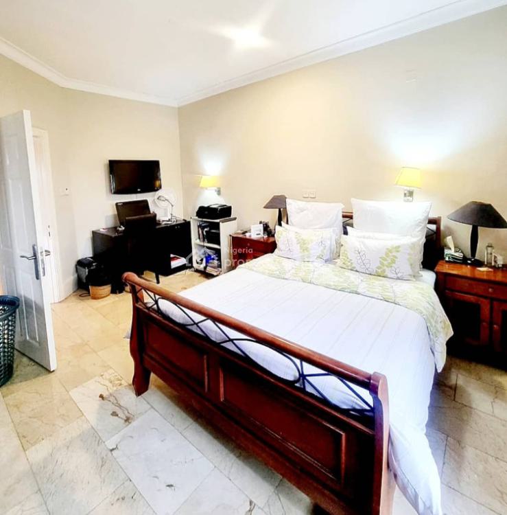 Massive 3 Bedrooms Penthouse Apartment, Lekki Phase 1, Lekki, Lagos, Flat / Apartment for Sale