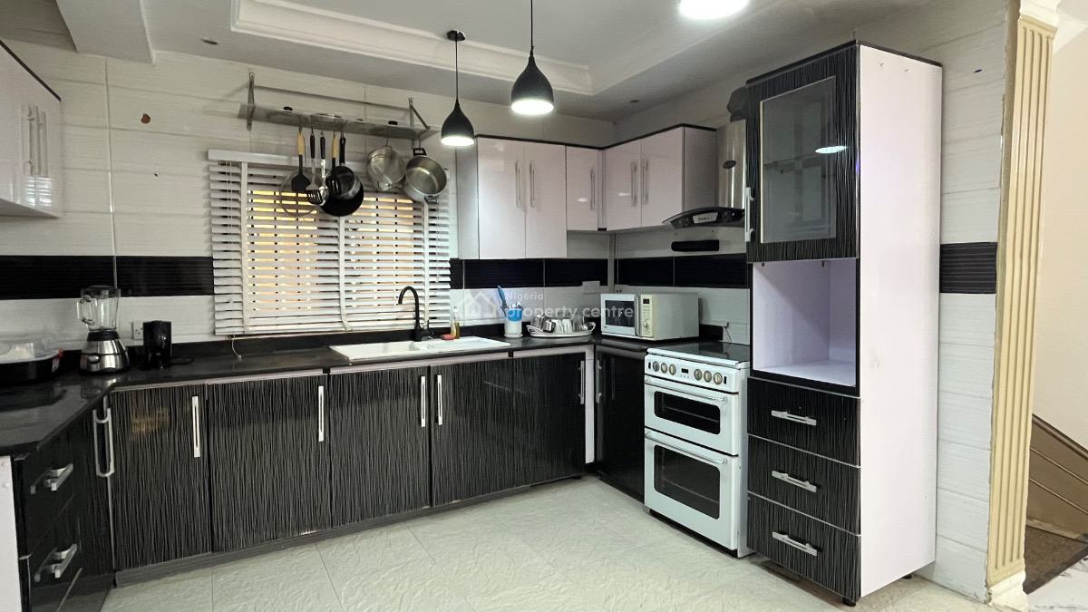 Luxury Two Bedrooms Apartment Well Furnished, All Rooms En-suite, No. 8c, Olukole Close, Off Ajao Street, Olufemi Road, Ogunlana, Surulere, Lagos, Flat / Apartment Short Let