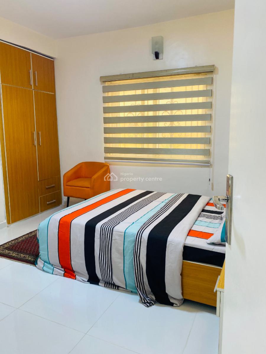 2 Bedrooms Apartment, No 8c Olukole Close, Off Ajao Street, Olufemi Road, Ogunlana, Surulere, Lagos, Flat / Apartment Short Let