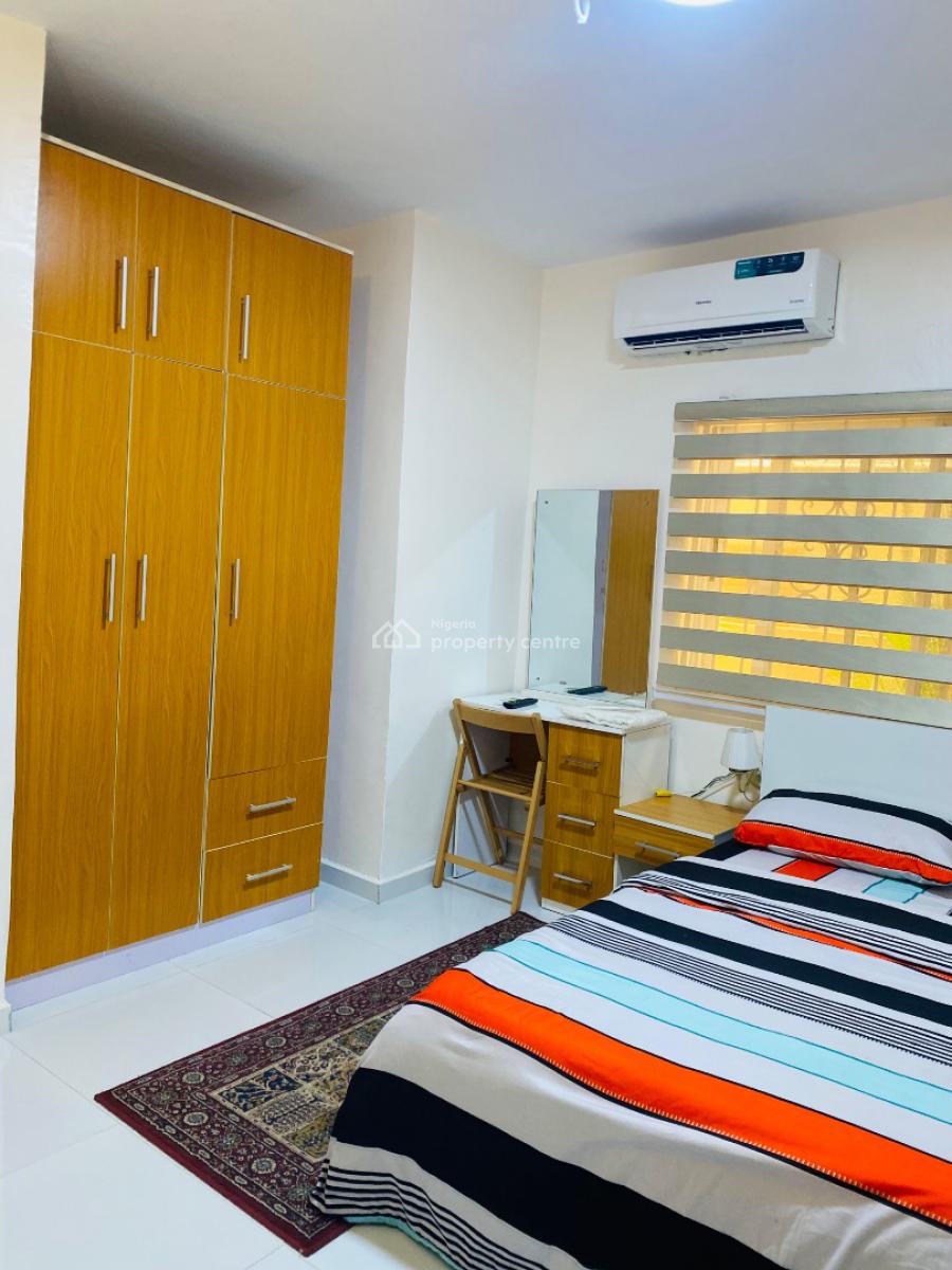 2 Bedrooms Apartment, No 8c Olukole Close, Off Ajao Street, Olufemi Road, Ogunlana, Surulere, Lagos, Flat / Apartment Short Let