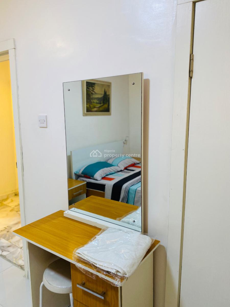 2 Bedrooms Apartment, No 8c Olukole Close, Off Ajao Street, Olufemi Road, Ogunlana, Surulere, Lagos, Flat / Apartment Short Let