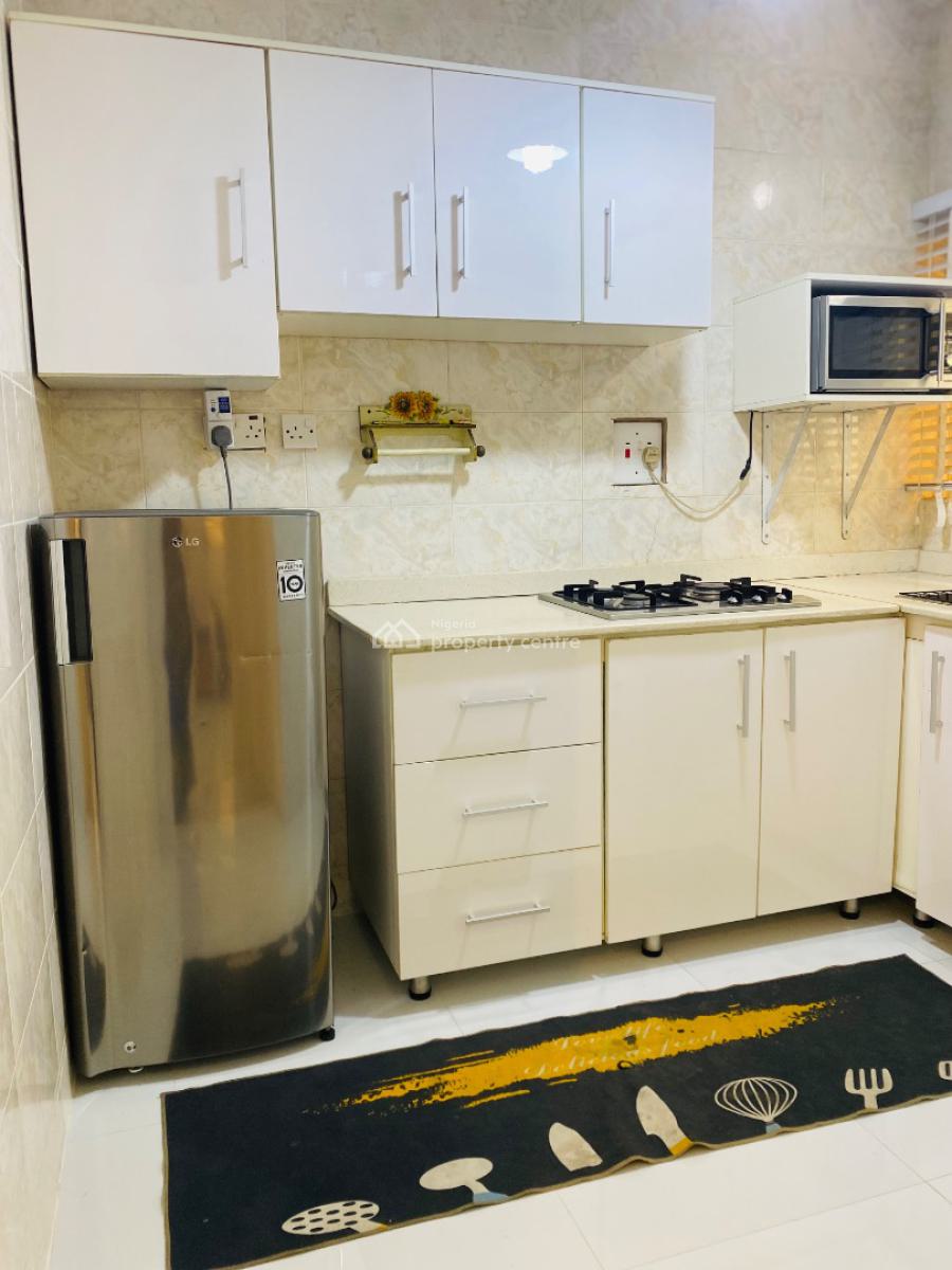 2 Bedrooms Apartment, No 8c Olukole Close, Off Ajao Street, Olufemi Road, Ogunlana, Surulere, Lagos, Flat / Apartment Short Let