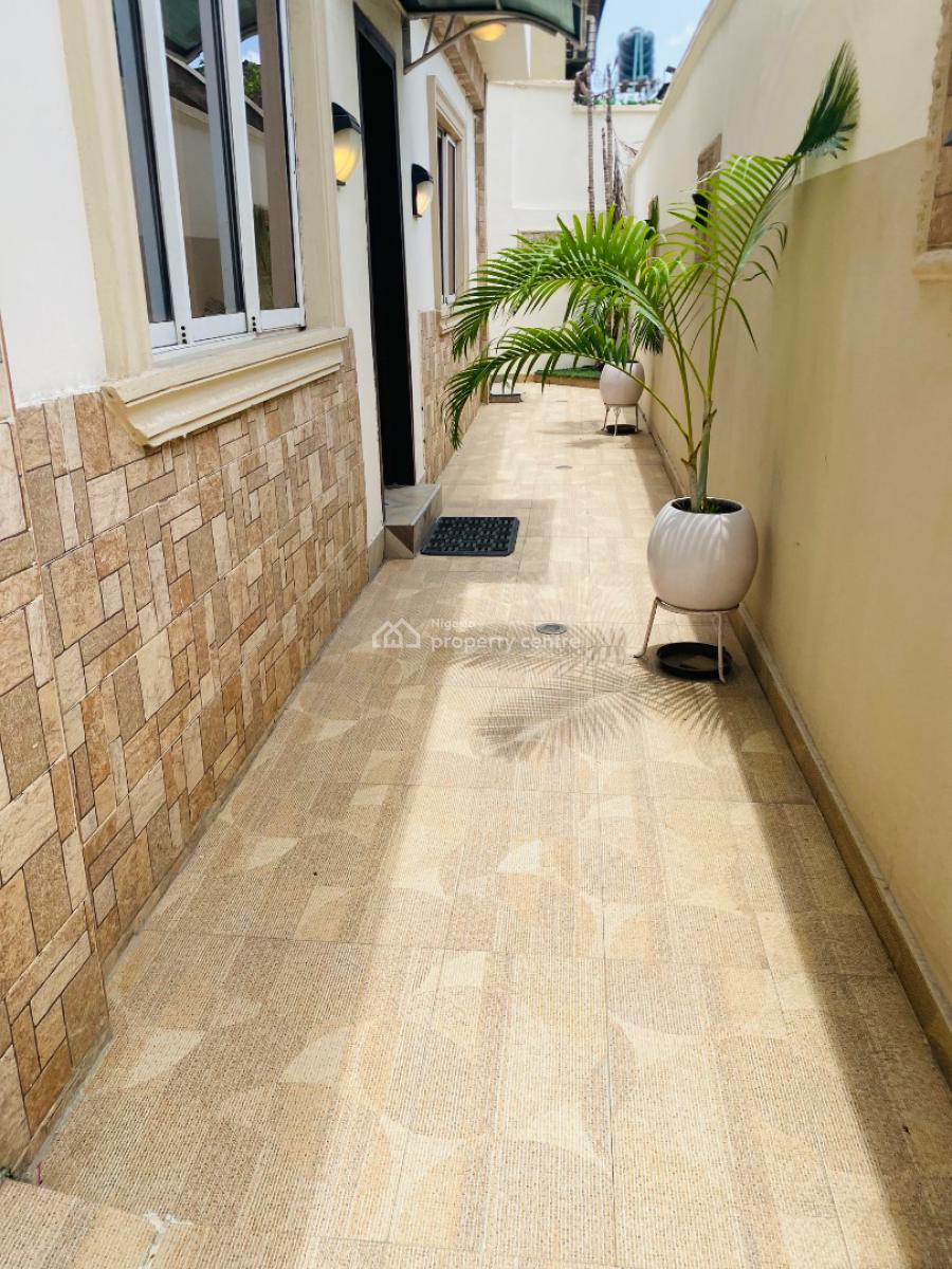 2 Bedrooms Apartment, No 8c Olukole Close, Off Ajao Street, Olufemi Road, Ogunlana, Surulere, Lagos, Flat / Apartment Short Let