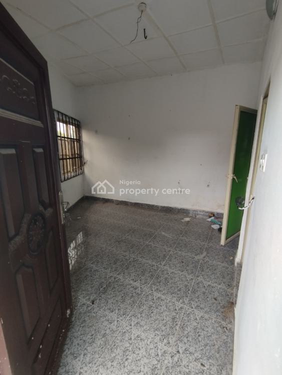 a Fantastic Self-contained, Oron Road, Adjacent Shelter Afrique Estate Junction. Mbiabong Ikot Ant, Uyo, Akwa Ibom, Self Contain (single Rooms) for Rent