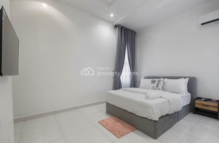 Cozy 3 Bedrooms Apartment with Ps4, Ologolo, Lekki, Lagos, Flat / Apartment Short Let