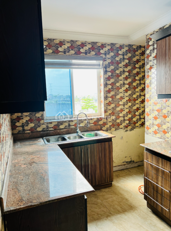 3 Bedroom Shared Apartment, I.w.s Close, Off Platinum Way, Opp Jakande First Gate, Ikate, Lekki, Lagos, Flat / Apartment for Rent