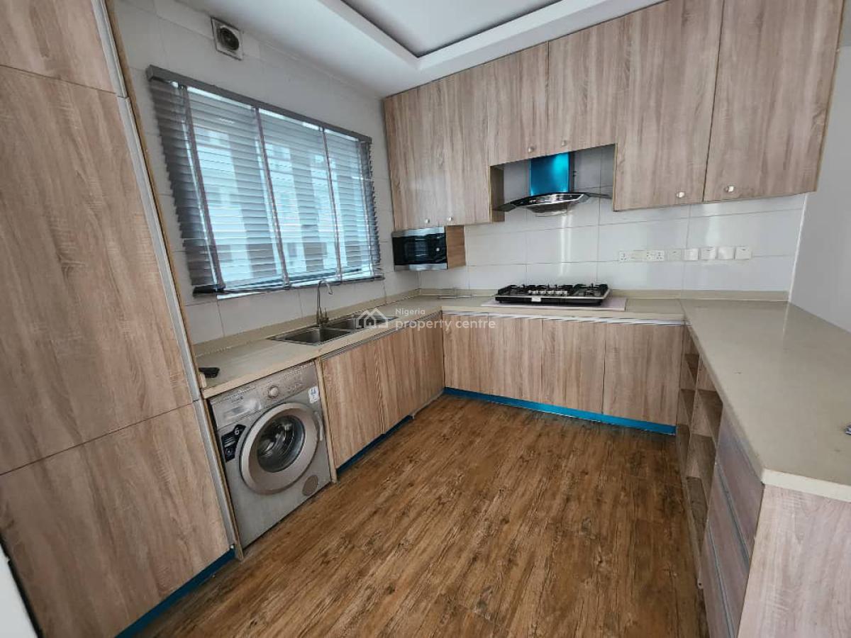 Spacious and Fully Serviced 2 Bedroom Apartment, Periwinkle Estate, Lekki Phase 1, Lekki, Lagos, Flat / Apartment for Rent