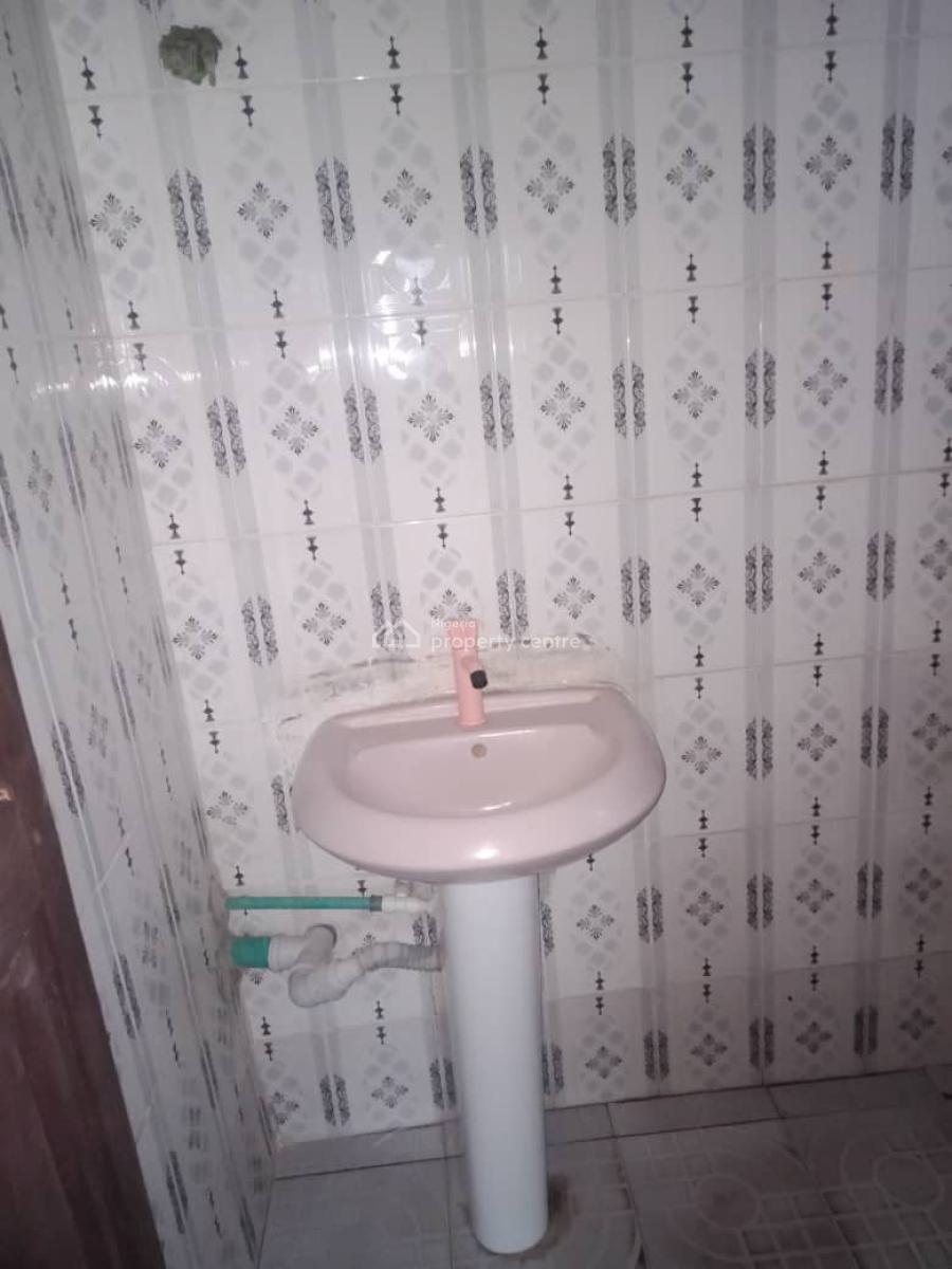 Luxuriously Spacious Self Contain, No 2 Fayemi  Street, Sangotedo, Ajah, Lagos, Self Contain (single Rooms) for Rent
