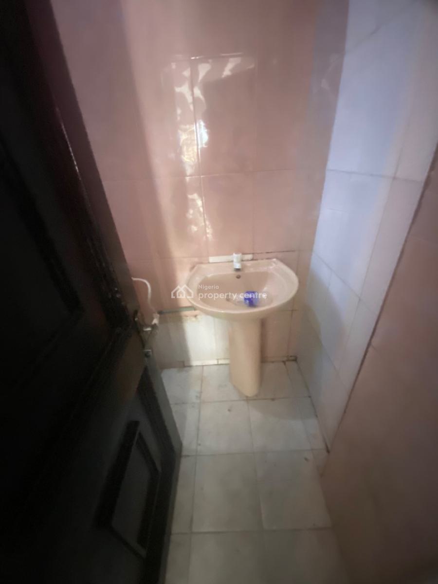 Luxuriously Spacious Self Contain, No 2 Fayemi  Street, Sangotedo, Ajah, Lagos, Self Contain (single Rooms) for Rent