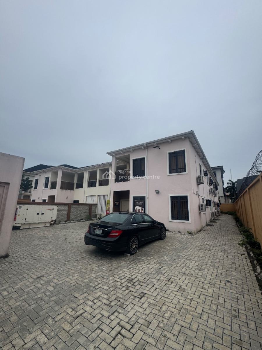 an Elegant 8 Bedrooms Executive House with 4 Rooms Guest Lodge, Off Admiralty, Lekki Phase 1, Lekki, Lagos, Flat / Apartment for Rent