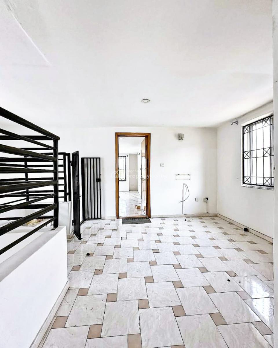 Spacious 4 Bedrooms + Bq, Lekki Phase 1, Lekki, Lagos, Office Space for Rent