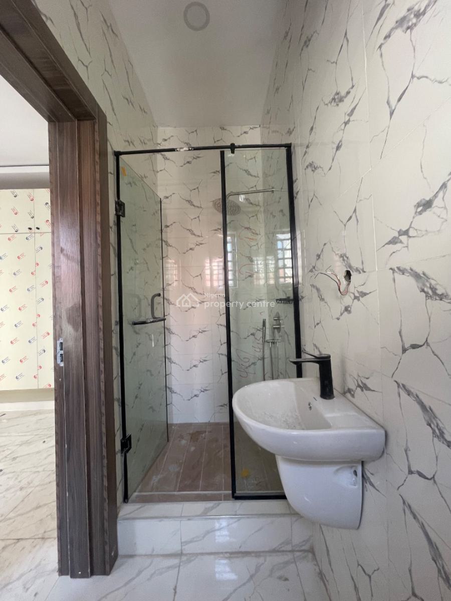 Neatly Built 2 Bedroom Apartment, Lekki Phase 1, Lekki, Lagos, Flat / Apartment for Sale