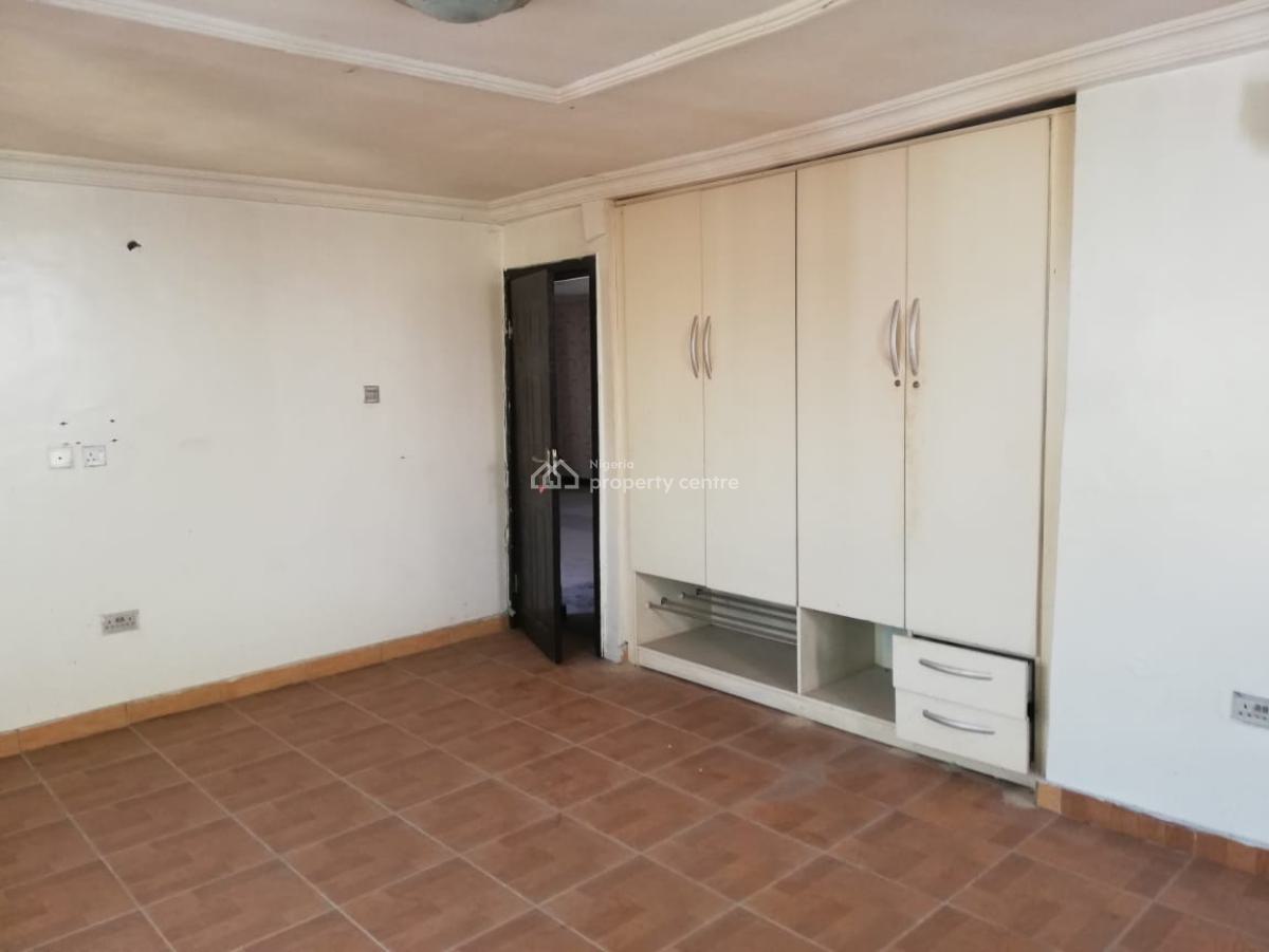 Well Maintained 3 Bedroom Flat, Kunsela Road, Chisco Bus Stop, Ikate, Lekki, Lagos, Flat / Apartment for Sale