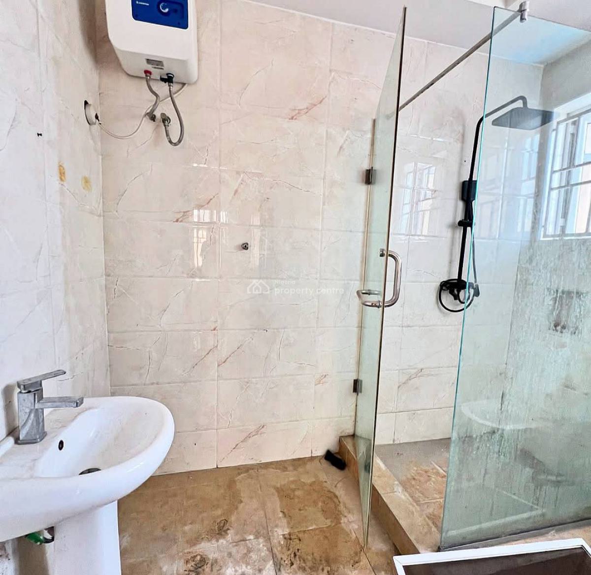 Well Maintained and Spacious 3 Bedroom, Lekki Phase 1, Lekki, Lagos, Flat / Apartment for Rent