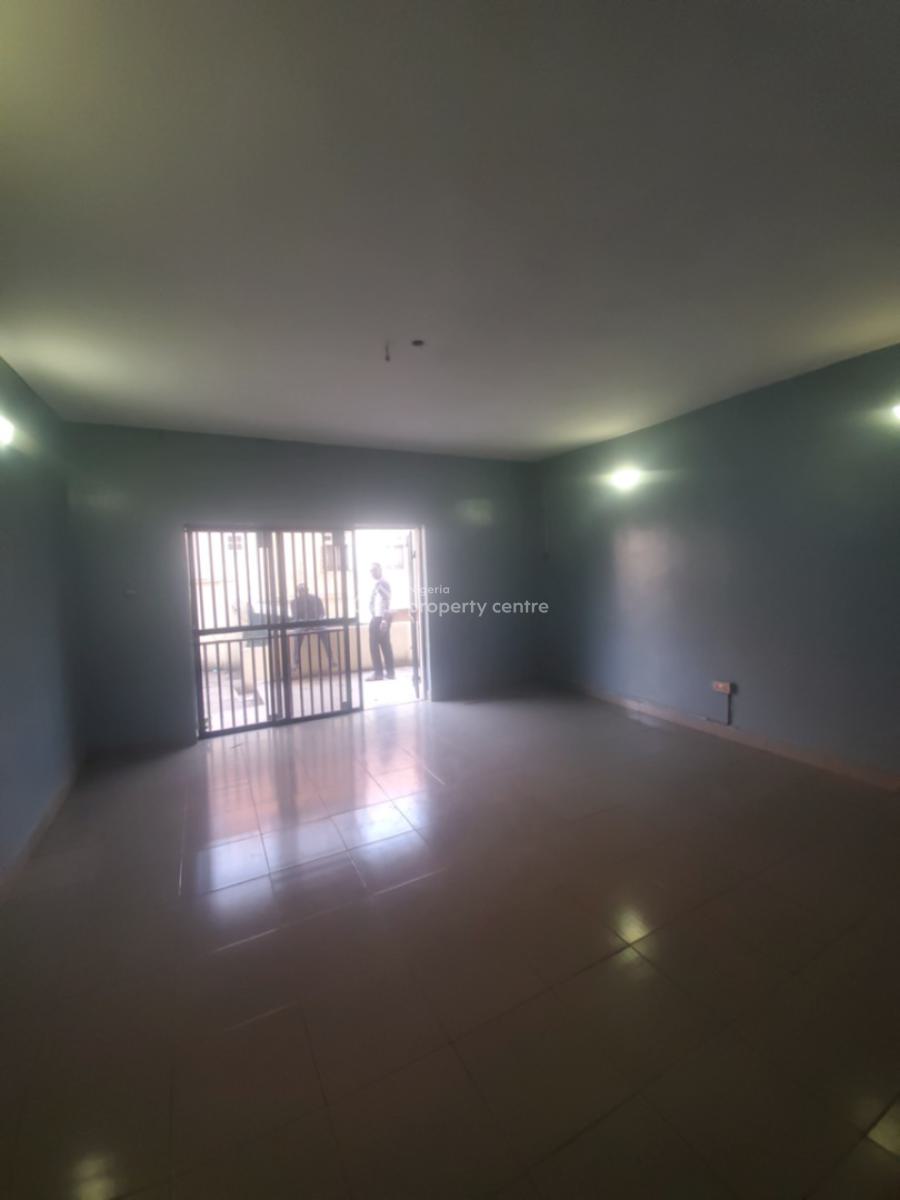 Massive 3 Bedroom Flat  on 1st Floor, By Zenith Bank, Garki, Abuja, Flat / Apartment for Rent