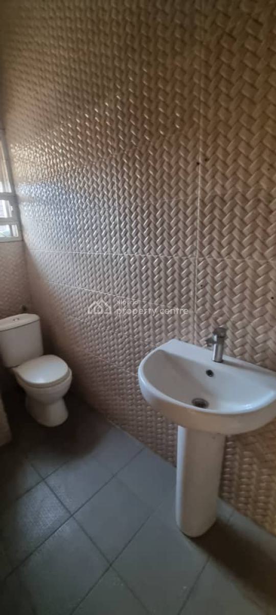 Spacious 3 Bedroom Pent House + Bq, Chevron Drive, Lekki, Lagos, Flat / Apartment for Rent