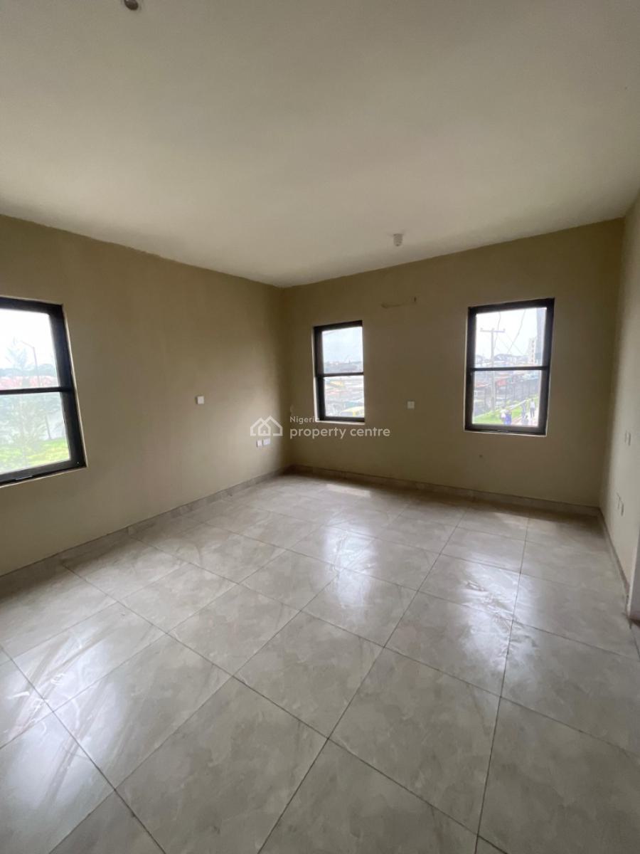 Clean 2 Bedroom Apartment., Surulere, Lagos, Block of Flats for Sale