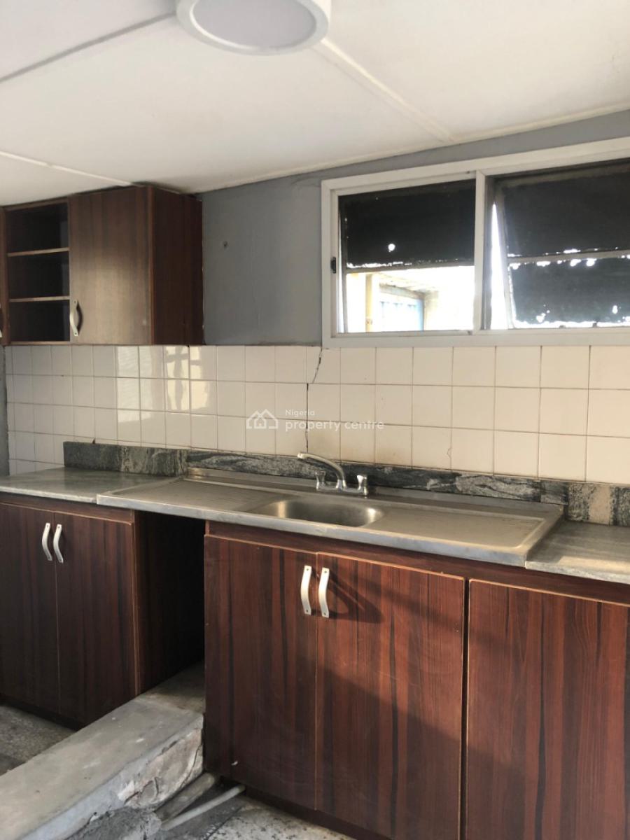 Sweet Spacious Penthouse, Yaba, Lagos, Flat / Apartment for Rent
