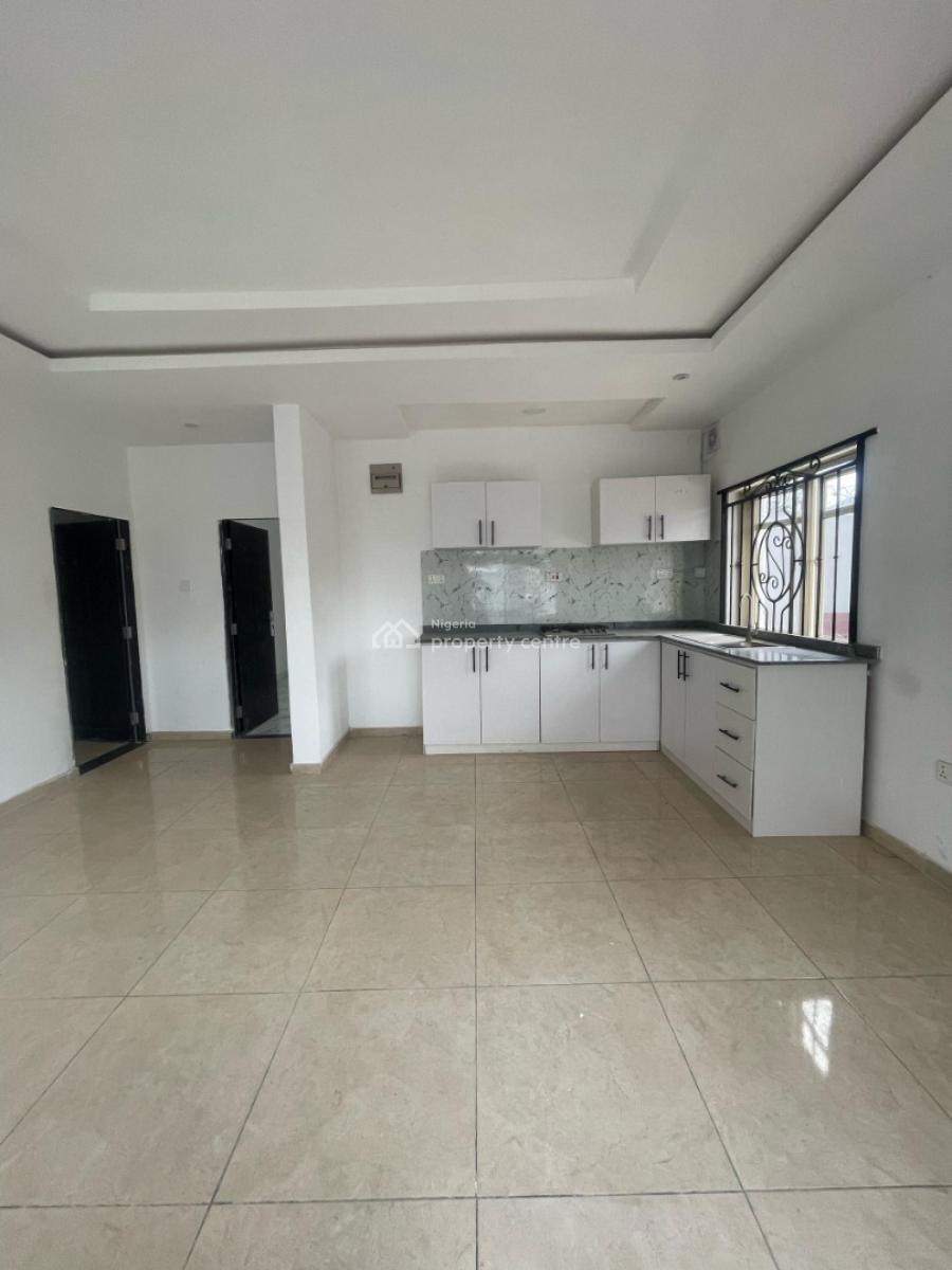 Neatly Built 2 Bedroom Apartment, Lekki Phase 1, Lekki, Lagos, Flat / Apartment for Rent