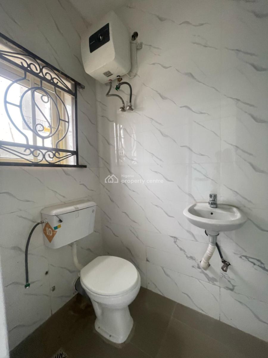 Neatly Built 2 Bedroom Apartment, Lekki Phase 1, Lekki, Lagos, Flat / Apartment for Rent