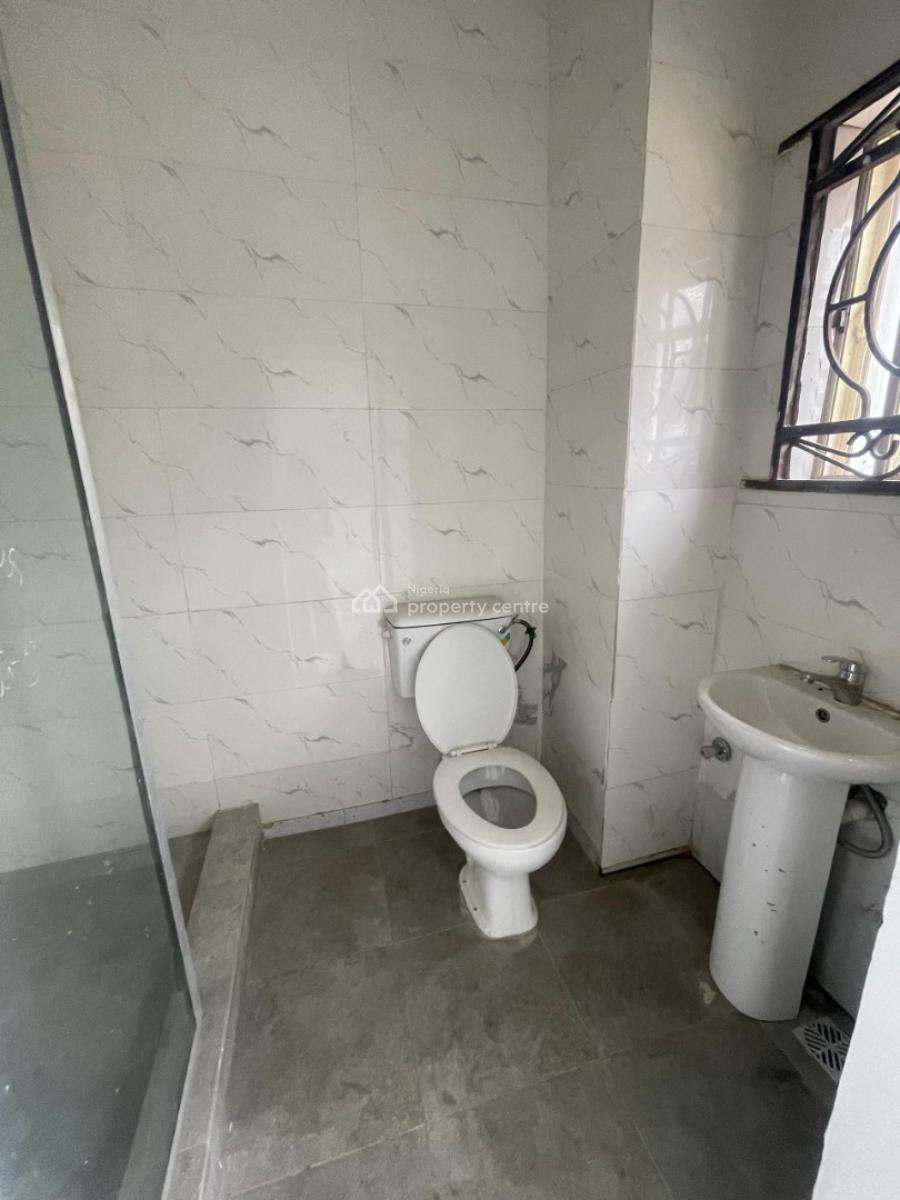 Neatly Built 2 Bedroom Apartment, Lekki Phase 1, Lekki, Lagos, Flat / Apartment for Rent