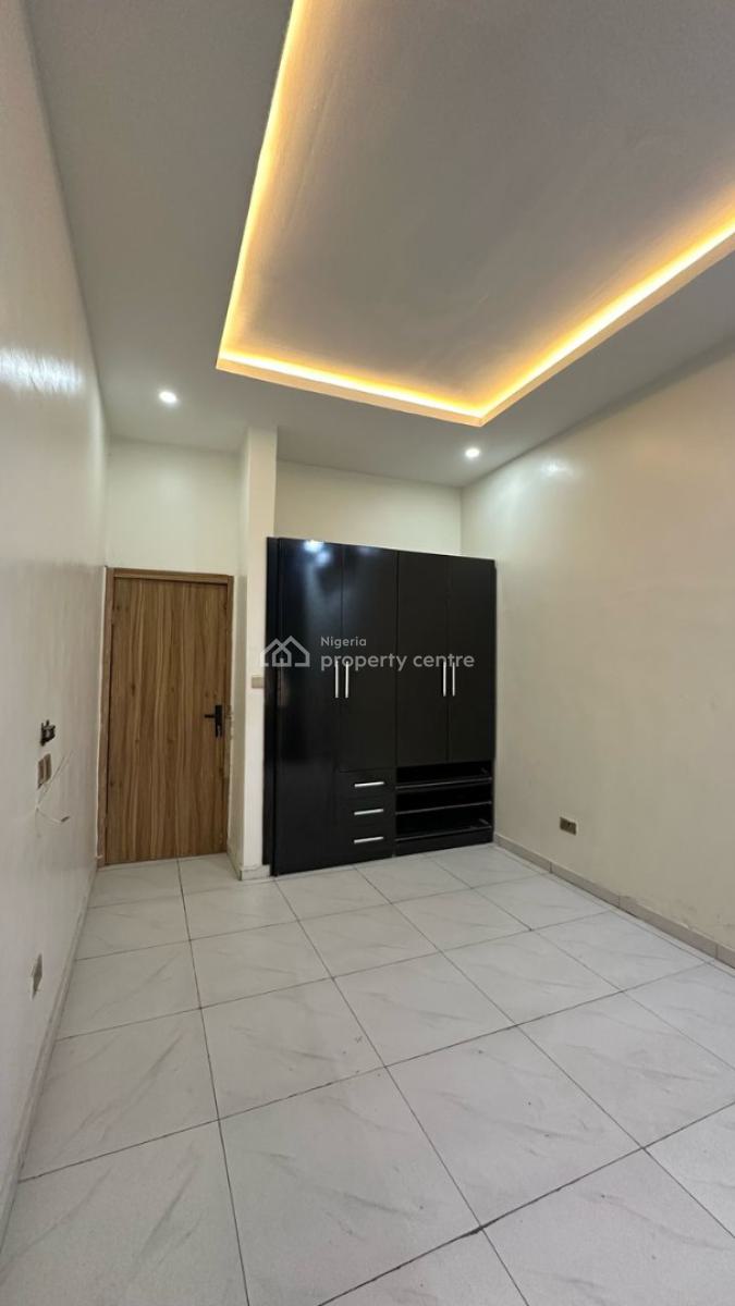 Spacious Room Upstairs Shared Kitchen, Swimming Pool, Gym, Orchid Road, Lekki, Lagos, Self Contain (single Rooms) for Rent