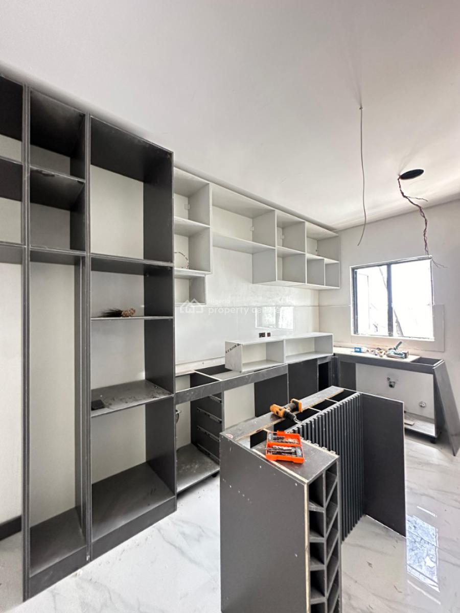 Spacious 2 Bedroom Apartment, Lekki Phase 1, Lekki, Lagos, Flat / Apartment for Sale