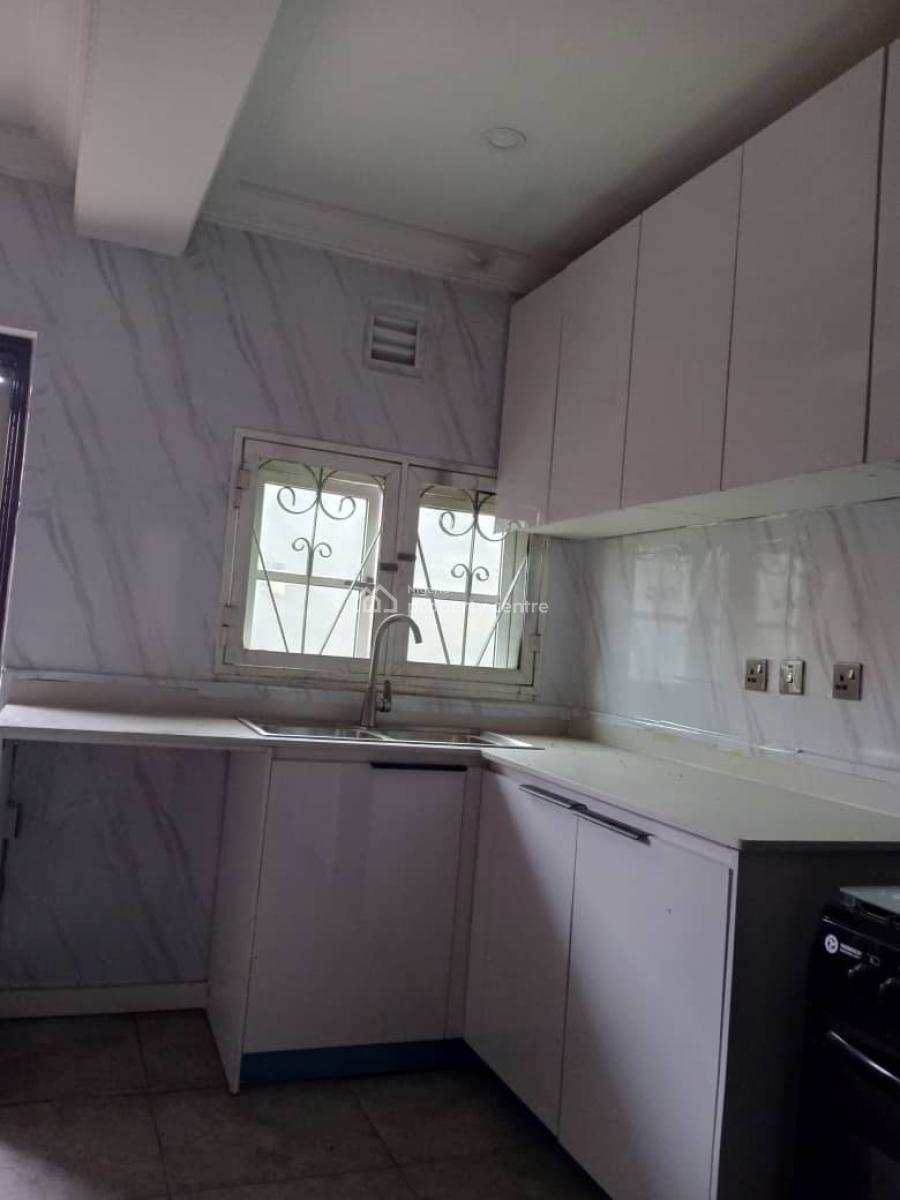 Serviced with 24/7 Power Supply 3 Bedroom En-suite Flat with Fitted Ki, Lekki Phase 1, Lekki, Lagos, Flat / Apartment for Rent