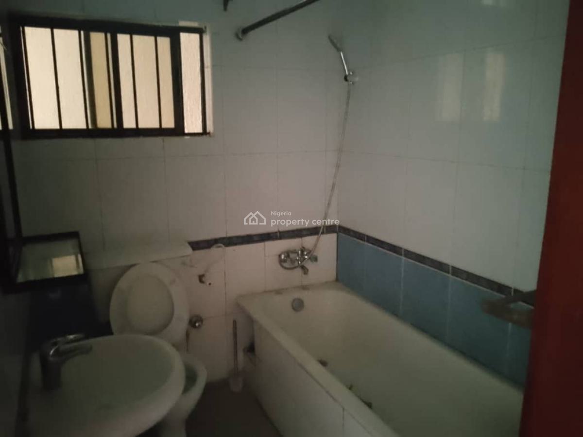 Well Maintained 3 Bedroom Apartment, Off Admiralty Road, Lekki Phase 1, Lekki, Lagos, Flat / Apartment for Rent