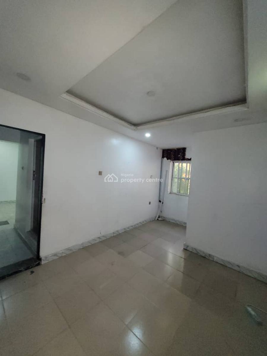 2 Bedroom Flat ,2 Toilets, 2 Bathrooms Upstair, Alagomeji, Yaba, Lagos, Flat / Apartment for Rent