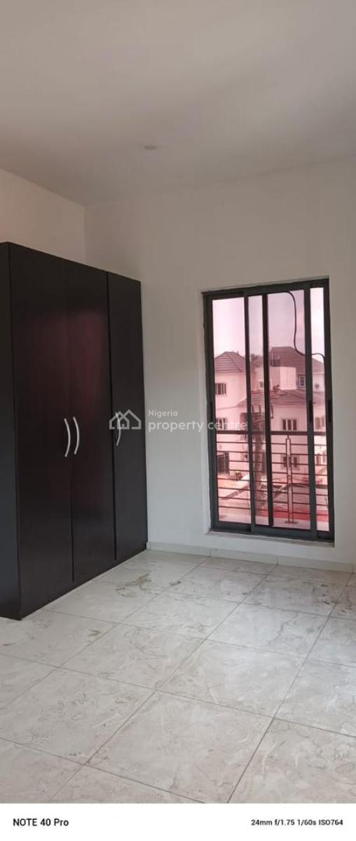 Well Maintained 2 Bedroom Flat, Off  Whitesand Street  (rhs), Lekki Phase 1, Lekki, Lagos, Flat / Apartment for Rent