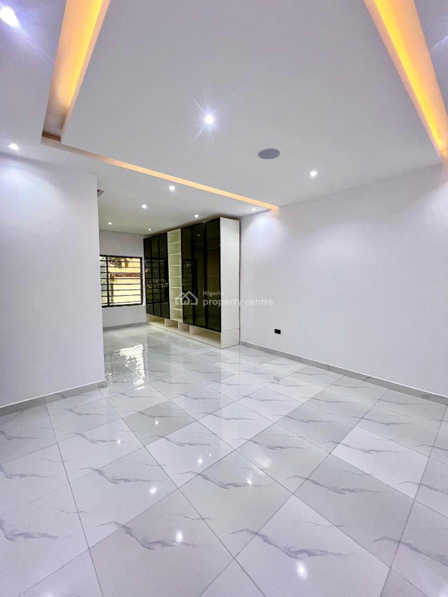 Spacious  3 Bedroom Apartment with Bq and Elevator., Lekki Phase 1, Lekki, Lagos, Flat / Apartment for Sale