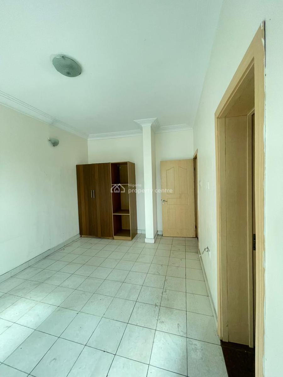 Three-bedroom Flat with a Room Bq, Lekki Phase 1, Lekki, Lagos, Flat / Apartment for Rent