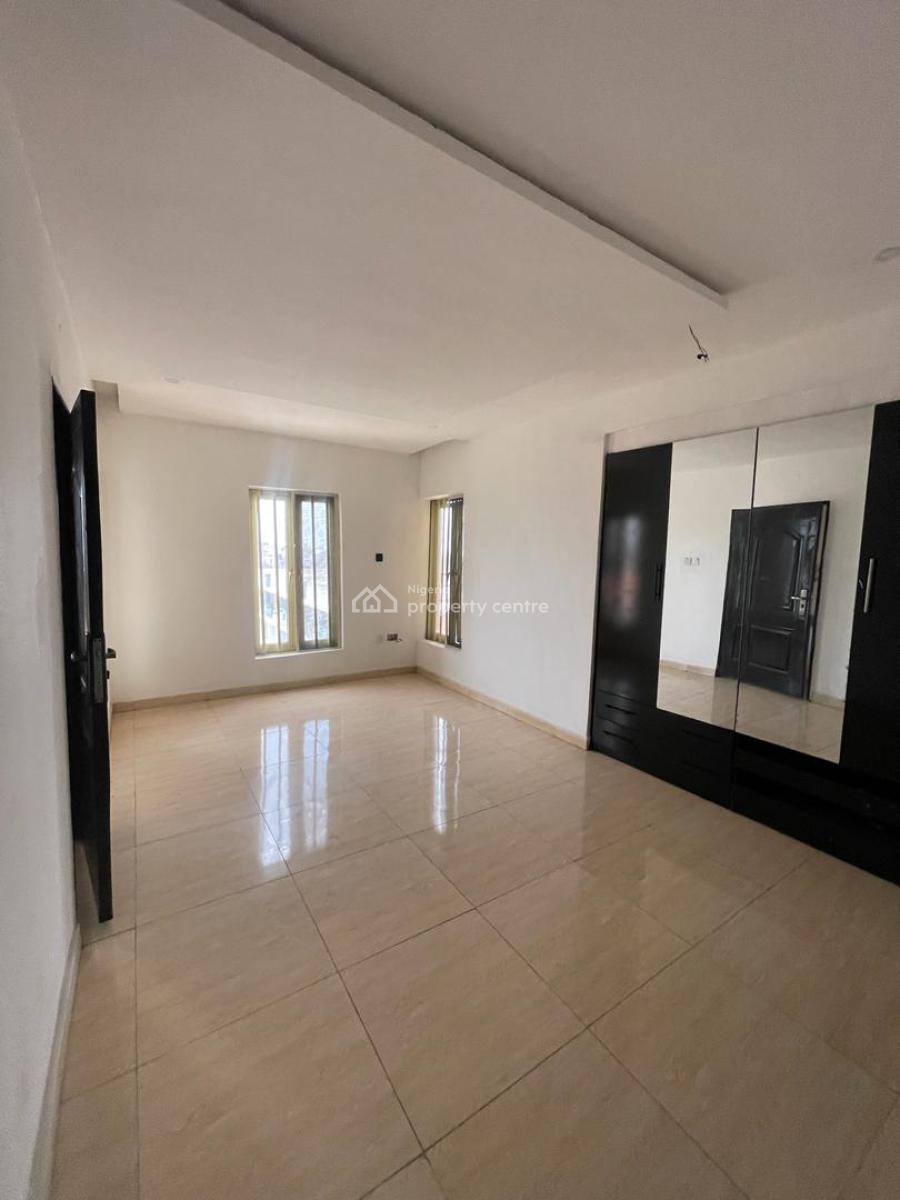 Distress Spacious 3 Bedroom Apartment, Bq, Swimming Pool, Gym,5th Floo, Ikate, Lekki, Lagos, Block of Flats for Sale