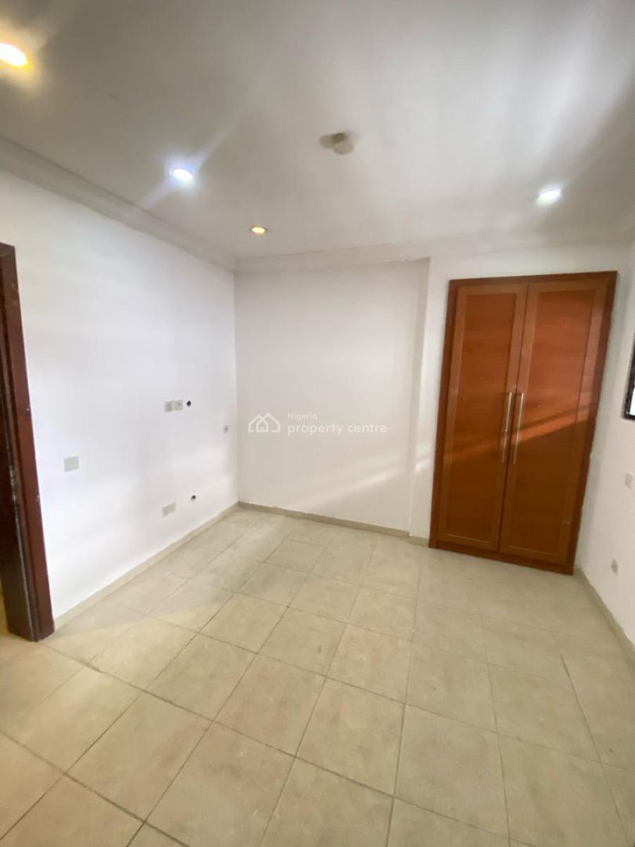 Well Maintained Spacious 3 Bedrooms Apartment, in a Secured Neighborhood Off Admiralty Way, Lekki Phase 1, Lekki, Lagos, Flat / Apartment for Rent