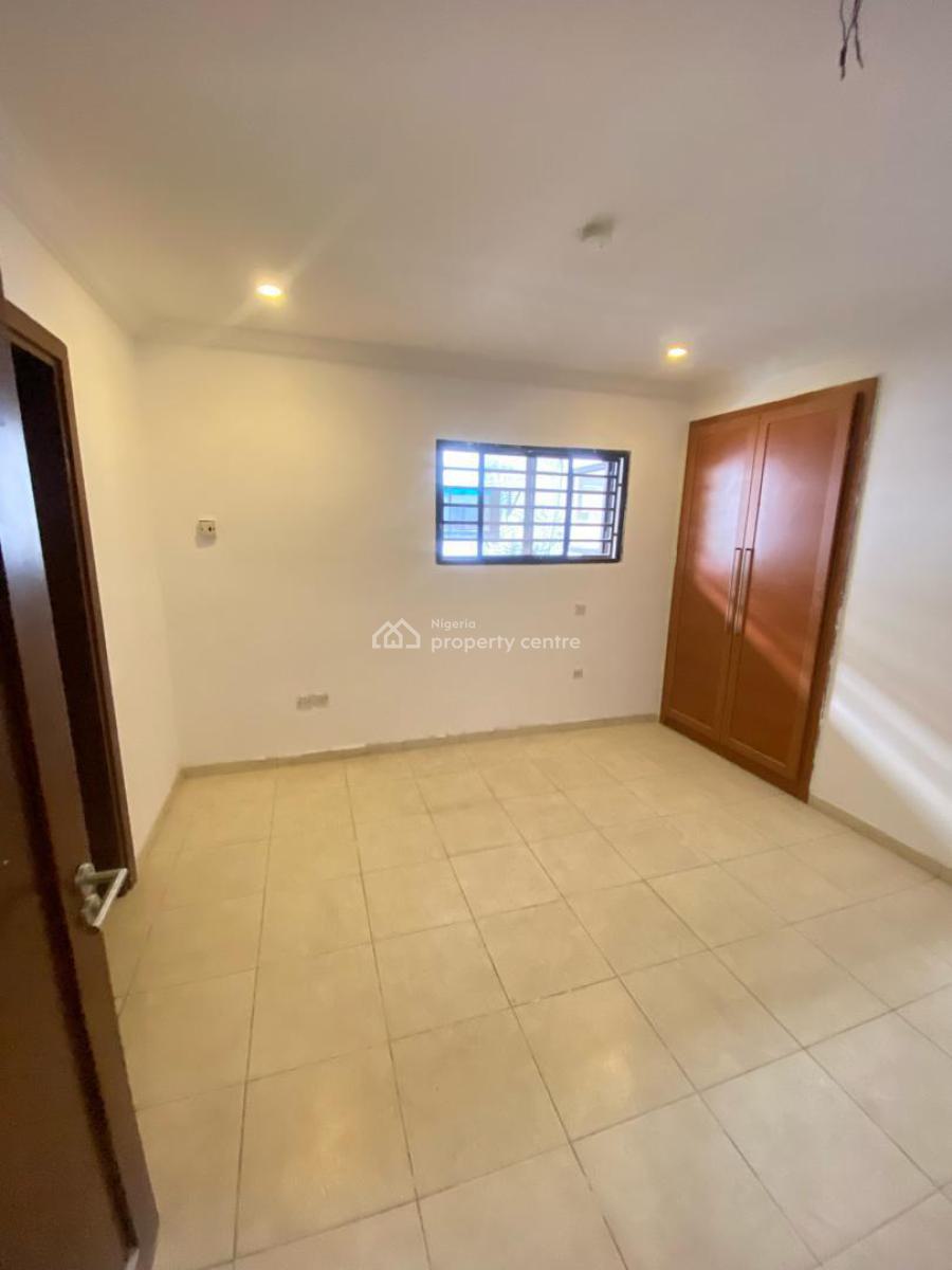 Well Maintained Spacious 3 Bedrooms Apartment, in a Secured Neighborhood Off Admiralty Way, Lekki Phase 1, Lekki, Lagos, Flat / Apartment for Rent