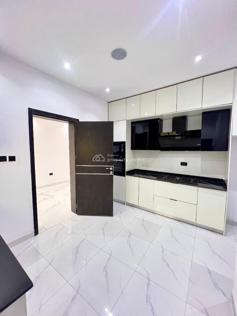 Superb Convenient Location with a Functional Family Home, Lekki Phase 1, Lekki, Lagos, Block of Flats for Sale