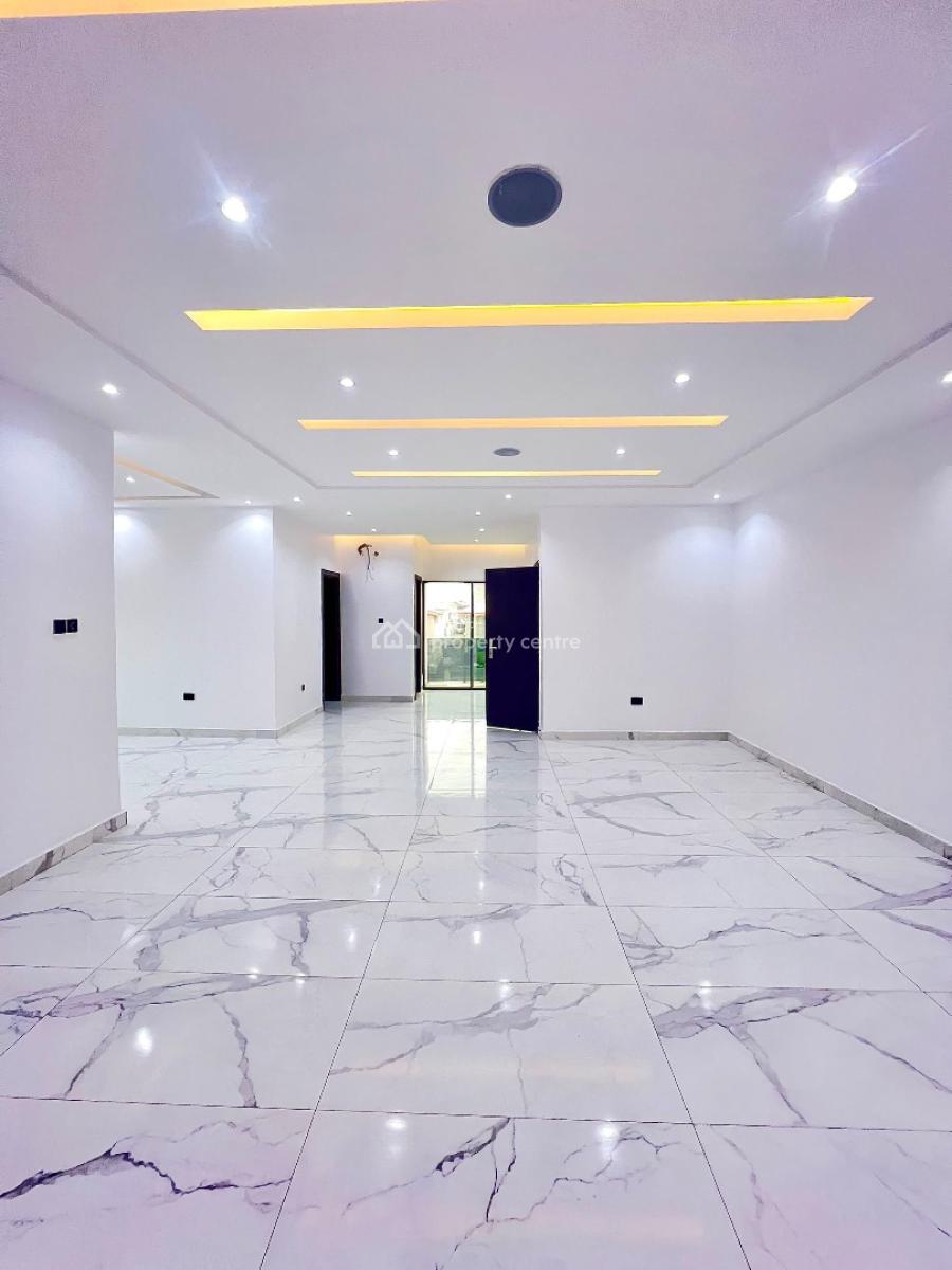 Superb Convenient Location with a Functional Family Home, Lekki Phase 1, Lekki, Lagos, Block of Flats for Sale